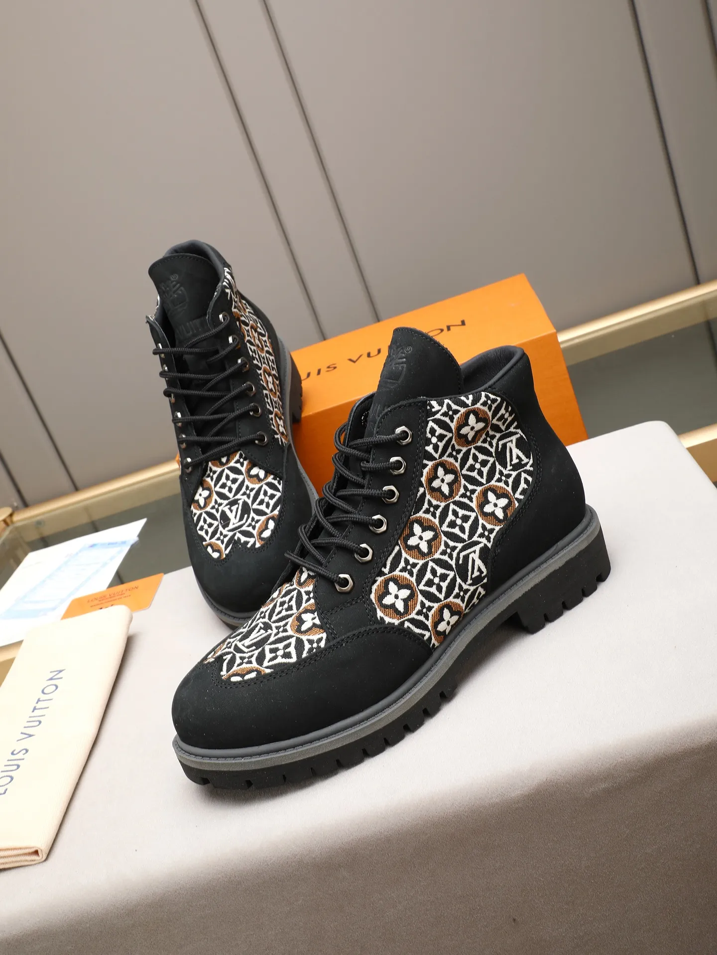PP460 LOUIS VUITTON ss25 LV donkey brand new thick-soled lace-up big-toe shoes men's casual shoes high-top short boots. These boots are crafted from top-grain calf leather for a lightweight and comfortable fit. The thick EVA outsole is embellished with eye-catching ridges, and the trendy attitude of being both strong and soft makes it an everyday choice. ✔Upper: imported first-layer cowhide ✔Inner lining: sheep lining ✔Outsole: original molded outsole Size: 38-44 (45 customized)